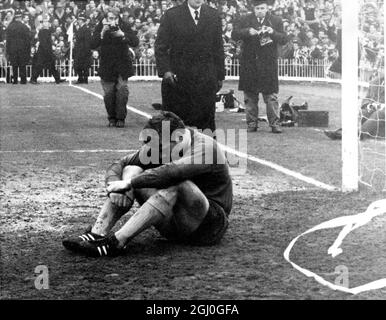 1969 FA Cup demi-finale Everton v Manchester City Un abattu Gordon West, le gardien de but d'Everton, enterra sa tête après que Tom Booth ait marqué le but de Manchester City. 22 mars 1969 Banque D'Images