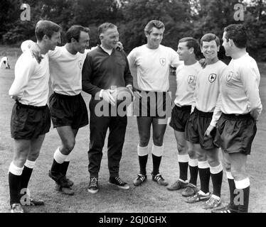 Tottenham Hotspurs joueurs avec leur directeur, Bill Nicholson. (l-r) Cliff Jones; Jimmy Greaves: Ron Henry; Paul Shumark; Steve Pitt et Dave McKay. 30 juillet 1965 Banque D'Images