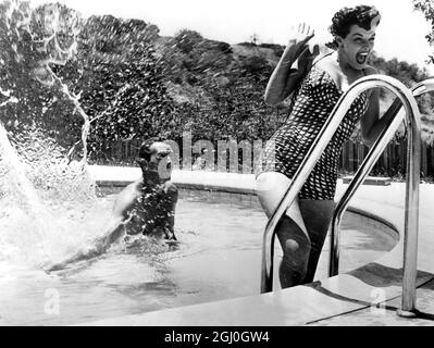 Jane Russell et son mari Bob Waterfield à la maison. Banque D'Images