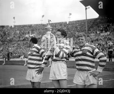 Londres: C'est un Wigan glorieux, après que l'équipe de rugby League ait battu Hull à Wembley en finale de coupe, par 30 points à 13 membres de l'équipe de Wigan skipper E. Ashton 9 mai 1959 Banque D'Images