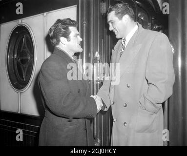 Ce matin, Joey Maxim, boxeur américain qui a remporté le championnat du monde poids lourd léger de Freddie Mills il y a deux semaines, est parti pour les États-Unis le voyant sur le train de bateau Queen Mary à la gare de Waterloo était le champion disparu, Mills. 8 février 1950 Banque D'Images