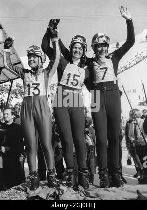 Jeux Olympiques d'hiver 1968 - Grenoble, France gagnants de la course de ski alpin des dames photographiée après leur victoire à Chamrousse en France. De gauche à droite - Isabelle Mir de France, deuxième place - médaillée d'or Olga Pall d'Autriche, et Christl Haas d'Autriche, troisième - 11 février 1968 Banque D'Images