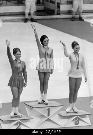 Jeux Olympiques d'hiver 1968 - Grenoble, France la Médaille d'or du patinage artistique aux Jeux Olympiques d'hiver de Grenoble, fils de Peggy Fleming des Etats-Unis - photographiée à la tribune après l'événement à Grenoble sont (l-r) Brierle Seyfert (Allemagne, Médaille d'argent); Peggy Fleming (USA, médaille d'or) et Hana Maskova (Tchécoslovaquie, médaille de bronze). 13 février 1968. - ©TopFoto Banque D'Images