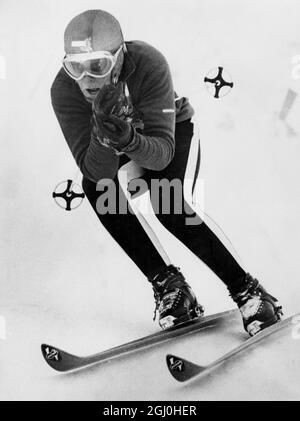 Jeux Olympiques d'hiver 1964 - Innsbruck, Autriche Christl Haas, une photographe autrichienne de Kitzbuhel, âgée de vingt ans, a été vue en action hier lorsqu'elle a gagné une médaille d'or pour son pays en remportant la course de ski alpin féminine. Christl a gagné en 1 minute 55.39 secondes. - 7 février 1964 - ©TopFoto Banque D'Images