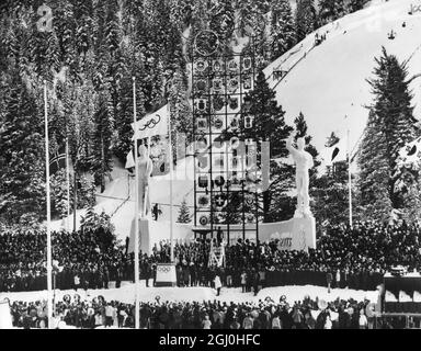 Jeux olympiques d'hiver de 1960 - Squaw Valley, Californie, États-Unis les huitième Jeux olympiques d'hiver ont été ouverts à Squaw Valley, en Californie, où ont participé 850 concurrents de 21 pays. La photo montre les athlètes assemblés devant la « Tour des Nations » autour de leurs drapeaux respectifs en vue de la cérémonie d'ouverture. 18 février 1960 - ©TopFoto Banque D'Images