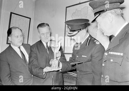 La coupe du monde Jules Rimet qui a été volée il y a huit jours a été retrouvée la nuit dernière par un chien callec ''pickles'' dans un jardin de banlieue. 28 mars 1966 Banque D'Images