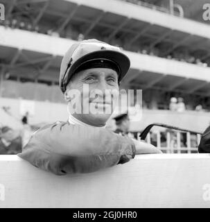 Epsom, Surrey, Angleterre : un sourire si gagnant sur le visage du jockey australien Scobie Breasley qui est photographié penché sur une clôture ici aujourd'hui. Breasley sur le mont irlandais du Père Noël, a gagné les 72,067 livres de participation au 185e Derby le Père Noël appartient à John Ismay. Le second fut l'Indiana, monté par J. Lindley et détenu par New Yorker, Charles W. Engelhard et le troisième fut dilettante, monté par P. Matthew et détenu par New York Cosmetics Tycoon Larry Gelb. 3 juin 1964 Banque D'Images