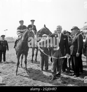 Epsom, Surrey, Angleterre: Beaming with Delight, New Yorker, Raymond Guest mène dans son cheval Larkspur, avec l'australien Jockey Neville Sellwood dans la selle après qu'il ait gagné les 183e piquets de Derby ici aujourd'hui. Le second fut Arcor, propriété du magnat français du textile Marcel Boussac, et monté par roger Poincelet, et le troisième fut le Cantilien, propriété de Mme Suzy Volterra et monté par Yves Saint-Martin. 6 juin 1962 Banque D'Images