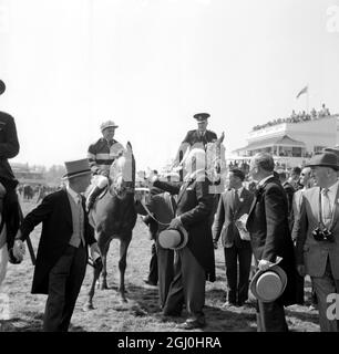 Epsom, Surrey, Angleterre : et New Yorker Raymond Guest (à droite) a toutes les raisons de donner à son cheval une pat de félicitations. Pour Larkspur, avec le jockey australien Neville Sellwood dans la selle venait de gagner cette année les 183e piquets du Derby ici aujourd'hui. La joyeuse rencontre a eu lieu quand Larkspur a été conduit en dehors du cours après sa grande victoire. Le deuxième a été Arcor, monté par Rodger Poinelet, et possédé par le magnat français du textile Marcel Boussac, et le troisième a été le cheval de Mme Suzy Volterra, le Cantilien, monté par Yves Saint-Martin le 6 juin 1962 Banque D'Images