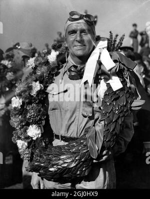 Guiseppe Farina, débarqué après son tripump à Silverstone au Grand Prix d'Europe. 13 mai 1950 Banque D'Images