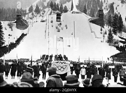 Le Dr Karl Ritter von Halt, président de l'Organisation des Jeux Olympiques d'hiver de 1936, prononce son discours inaugural et son discours de bienvenue dans le stade olympique de ski aux équipes de 28 nations. ©TopFoto Banque D'Images