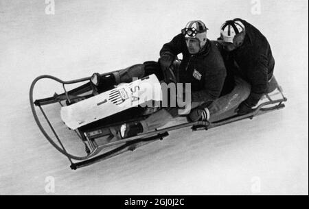 L'équipe de bobsleigh ''USA I'' (Brown -Washbond) défend la médaille d'or en 1932 avec Erfolg. ©TopFoto Banque D'Images