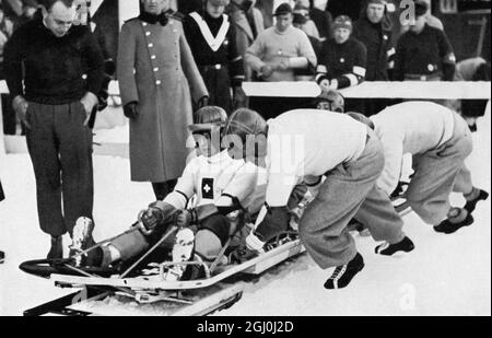 Le détenteur du disque « Switzerland I » de Reto Capradrutt est poussé dans le bobsleigh - argent aux Jeux de 1932 et 1936. ©TopFoto Banque D'Images