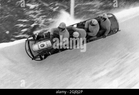 L'équipage de quatre hommes des Jeux Olympiques d'hiver ''Italie I'' voyage de façon précaire sur le bord d'une courbe. ©TopFoto Banque D'Images