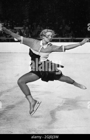 Vera Hruba (1919 - 9 février 2003) - Tchécoslovaquie - un jeune talent exécutant un saut. Née Vera Helena Hruba, elle a gagné la renommée dans les années 1930 comme patineuse de figure, où elle a participé aux Jeux olympiques d'hiver de 1936 contre la médaillée d'or Sonja Henie. ©TopFoto *** Légende locale *** Banque D'Images