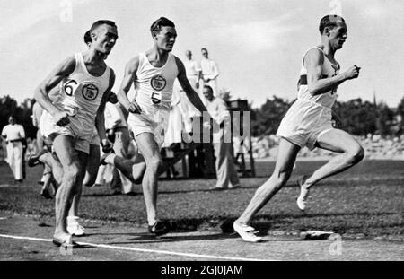 Course longue distance: 800m Allemagne-Angleterre 1935. Le coureur allemand Konig avance en avant de l'espoir olympique anglais Stothart, qui, en raison de ses bonnes réalisations, est le premier favori dans les Jeux Olympiques de 800 M. ©TopFoto *** Légende locale *** Banque D'Images