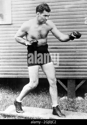 New York. Étude d'action de l'ancien champion de boxe de poids lourd mondial Jack Dempsey, prise en 1927. Banque D'Images