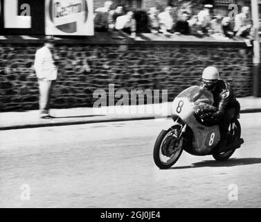 Île de Man : Jim Redman photographié à grande vitesse sur sa nouvelle Honda à quatre cylindres lors de la course légère de 250cc TT ici. 11 juin 1963 Banque D'Images
