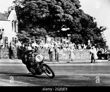 Île de Man : N Taniguchi du Japon prend le virage à grande vitesse, à cheval sur une Honda japonaise 125cc. Il est en compétition dans les prochaines courses de TT. 27 mai 1959 Banque D'Images