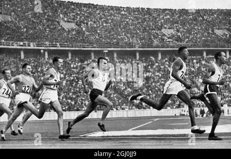 La légende originale de la presse suit : Jeux Olympiques de 1936, Berlin - avec de longs pas, J. Woodruff (2nd de droite) a couru vers la fin de la course de 800m. Banque D'Images