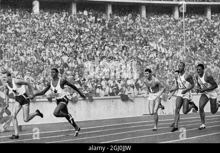 Jeux Olympiques de 1936, Berlin - la première remise du relais 4x100 mètres: Jesse Owens est déjà en tête et passe le bâton sur Metcalfe. Le Canada avait un avantage de courbe et ici se trouve encore devant. Erster Wechsel der 4x100 mètres Staffel: Jesse Owens (vierte Bahn) Hat schon terrain erobert und gibt den Stab an Metcalfe weiter. Canada hatte Kurvenvorgabe und liegt hier noch in Front. ©TopFoto Banque D'Images