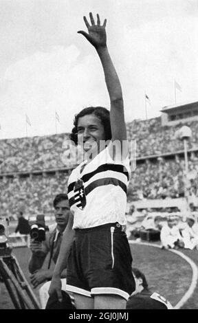 Jeux olympiques de 1936, Berlin - Ibolya Czak fait la vague à ses compatriotes jubilants de Hongrie alors qu'elle remporta la médaille d'or dans le saut à la hausse. ( Ibolya Czak winkty ihren jubeinden Landslcuten aus Ungam zu, denn sie Hat eben die Goldmedaille im Hochsprung gewonnen.) ©TopFoto Banque D'Images