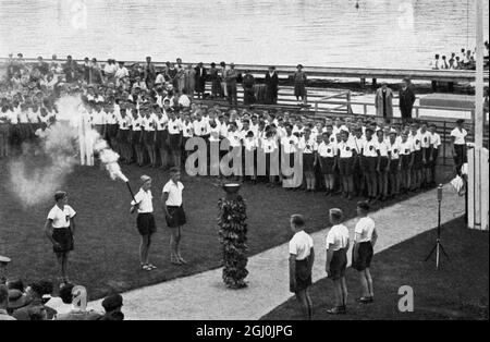 Jeux olympiques de 1936, Berlin - la torche olympique de Grunau pour la compétition d'aviron. (Eine Fackelstaffel ubertrug das olympiche Feuer nach Grunau, zum Kampfplatz der Ruderer.) ©TopFoto Banque D'Images