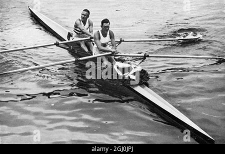 Jeux olympiques de 1936, Berlin - l'aviron de Grunau - Grande-Bretagne triompha avec J. Beresford et L. Southwood du Thames Rowing Club en canot double. (GROSSBRITANNIEN siegte mit J. Beresford und L. Southwood vom Thames RC. im Doppelzweier.) ©TopFoto Banque D'Images