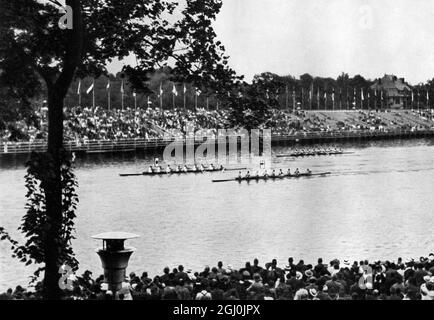 Jeux olympiques de 1936, Berlin - Une vue de la course olympique de bateaux à Grunau avec les huit bateaux à équipage. Montre la compétition juste avant la fin. (Ein Blick auf die Olympia-Regartabahn in Grunau wahrend des Rennens der Achter: Die Bote im Schlusskampf kurz vor dem Ziel.) ©TopFoto Banque D'Images