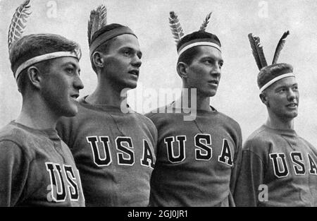 Jeux olympiques de 1936, Berlin - les Américains heureux en Inde de headdress regarder leurs camarades sur l'eau. (Lustige Amerikaner im Indianerschmuck sehen ihren Kamederen auf dem Wasser zu.) ©TopFoto Banque D'Images