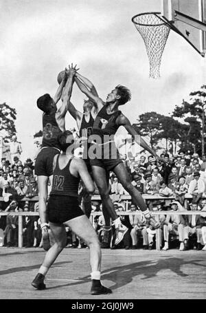 Jeux olympiques de 1936, Berlin - action tournée en compétition avec les joueurs de basket-ball philippins et mexicains. (Eine prachtige Kampfszene aus dem Basketballspiel Philippinen gengen Mexiko.) ©TopFoto Banque D'Images