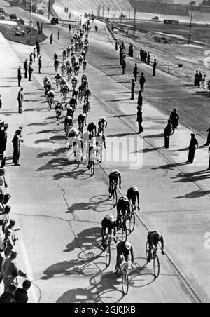 1936 Jeux Olympiques, Berlin - 27 nations étaient représentées sur la course qui a commencé sur l'Avus et, après une boucle près de la porte de Brandebourg, sont revenus au point de départ. (27 Nationen stellten ihre Vertreter zum Strassenrennen, das auf der ''Avus'' gestatuor wurde und nach einer Schleife durch die Mark Brandenburg wieder zum Ausgangspunkt zuruckfuhrte.) ©TopFoto Banque D'Images