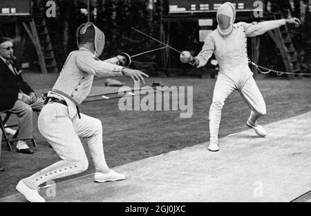 1936 Jeux Olympiques, Berlin - Escrime dans le Pentathlon moderne - tout le monde clôturé contre tout le monde. Les événements ont duré du matin jusqu'à la fin de la soirée. La photo montre les deux allemands Karl Hermann Gotthard Handrick (gagnant de la médaille d'or moderne Pentathlon) et Bramfeld en compétition. (Im Fechten beim Funfkampf focht jeder gegen jeden. Die Geschte dauerten von morgens bis zum spaten Abend. Die beiden Deutschen Handrick und Bramfeld im Kampf.) ©TopFoto Banque D'Images