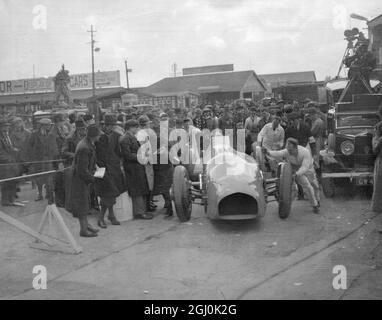 Sir Malcolm Campbell dans le poste de pilotage de sa voiture Bluebird à la piste Brooklands réunion du lundi de Pâques 28 mars 1932 Banque D'Images