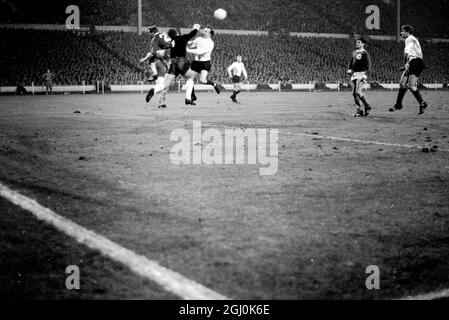 Wembley, Middlesex: L'Angleterre et le joueur Uni de Leeds Jackie Charlton; (moitié centrale). Le gardien de but de l'Allemagne de l'Ouest Hans Tilkowski est photographié en action pendant le match international de l'Association de football à l'Empire Pool entre l'Allemagne et l'Angleterre ce soir. Le match a été joué sous une forte pluie, dans des conditions brumeuses; a été regardé par une foule estimée à 50,000. 23 février 1966 Banque D'Images