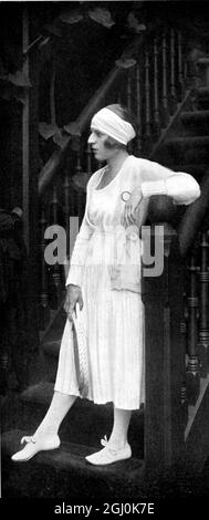 Défi des célibataires pour femmes : Mlle. Lenglen (le champion à 21 ans) photo en 1920. Suzanne Rachel flore Lenglen (24 mai 1899 - 4 juillet 1938) est une joueuse française de tennis qui a remporté 31 titres Grand Chelem de 1914 à 1926. Athlète flamboyante et tentatrice, elle a été la première célébrité féminine de tennis et l'une des premières stars internationales du sport féminin, nommée la Divine (la divine) par la presse française. ©TopFoto Banque D'Images