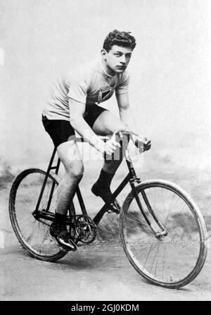 Willy Arend (2 mai 1876 à Hanovre - 25 mars 1964 à Berlin) était un cycliste allemand et le premier champion du monde professionnel allemand en vélo d'athlétisme (carrière de 30 ans). Il a remporté le championnat d'Europe trois fois (1897 1898 et 1901). Il a également participé et remporté des courses de six jours en 1910 à Brême et à Kiel. ©2007 TopFoto Banque D'Images