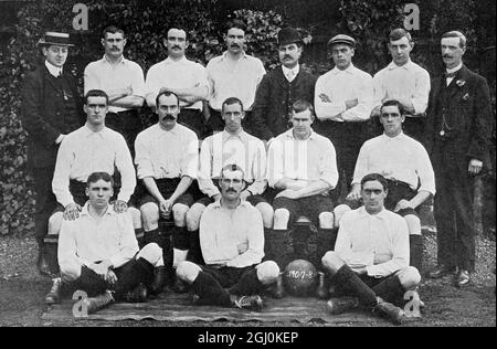 Finalistes de la coupe de l'Association de football - Wolverhampton Wanderers Team . De gauche à droite rangée arrière : W. Sheperd ( directeur ) W. Wooldridge ( capitaine ) J.Jones K. Hunt J Addinbroke Lee ( secrétaire ) T. Lunn , Harrison A.J. Evans ( président ) deuxième rangée : Ward Hedley J.H. Jones Radford Pedley Premier rang : l'évêque Collins Shelton a remporté la finale de la coupe 1908 , 3-1 contre Newcastle United au Crystal Palace le 25 avril 1908 Banque D'Images