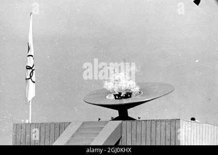 Mexico : au-dessus du stade olympique, la flamme olympique brûle de vive intensité lors de la cérémonie d'ouverture des Jeux Olympiques de 1968. La flamme a été allumée par Enriqueta Basilio de Sotelo, le hurdler mexicain. Elle est la première femme de l'histoire des Jeux Olympiques modernes à avoir cet honneur. La cérémonie a marqué le début des Jeux le 12 octobre 1968 Banque D'Images