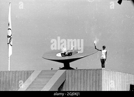 Mexico : au-dessus du stade olympique, le hurdler mexicain, Enriqueta Basilo, allume la flamme des Jeux olympiques de 1968. Elle est la première femme de l'histoire des Jeux Olympiques modernes à avoir cet honneur. La cérémonie a marqué le début des Jeux le 12 octobre. 15 octobre 1968 Banque D'Images