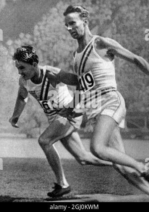 X Olympiad, Los Angeles, août 1932. Frank Wykoff & Hector Dyer Frank C. Wykoff médaillé d'OR olympique U. S. A. 400 mètres Relais équipe piste et terrain Banque D'Images