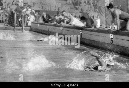 Natation - femmes aux Jeux Olympiques de 1932, Los Angeles, USA, 400 mètres Freestyle Gold Helene Madison - USA Silver Lenore Kight - USA Bronze Jennie Maakal - Afrique du Sud Banque D'Images