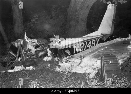 577382 l'accident dans lequel Rocky Marciano est mort. L'épave de l'avion léger dans lequel l'ancien boxeur de poids lourd Rocky Marciano et deux autres hommes ont été tués dans un accident d'avion. On croit que l'avion a perdu de la puissance dans le moteur et qu'il a atterri dans un pâturage de vache dans une petite ville à l'est de des Moines. C'était un jour avant le 46e anniversaire du boxeur. Newton, Iowa, États-Unis - 31 août 1969 crédit : TopFoto.co.uk Banque D'Images