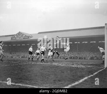 L'équipe de football d'Angleterre de Londres Fulham seule l'équipe restant dans la phase finale de la coupe FA a rencontré les gagnants de Bristol Rovers Fulham avec trois buts à un gardien de but de Bristol Rovers Nicholls rassemblant le ballon dans Fulham Attack 1er mars 1958. Banque D'Images