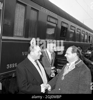 Le professeur Maurer, qui est revenu de Manchester la veille de l'accueil du maire Leslie de Manchester, en Angleterre, maintenant invité de Munich, en Allemagne, le 12 mars 1958 Banque D'Images