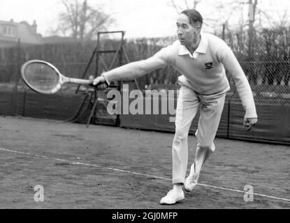 Roehampton Club Surrey Tournai de tennis sur terrain dur . Lord Ronaldshay en action contre MJ Sangster dans leur match simple . 31 mars 1958 Banque D'Images