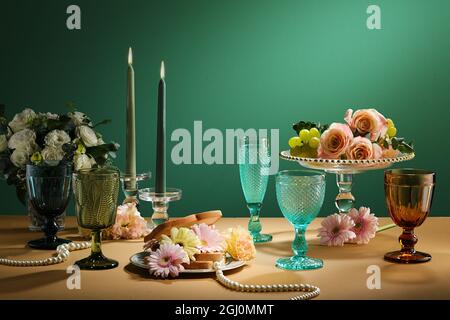 Table festive avec bougies allumées et branches vertes. Magnifique table avec décorations de Noël. Banque D'Images