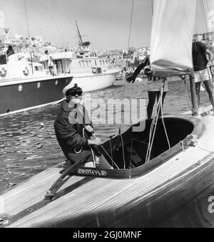 Le prince héritier Constantine de Grèce est photographié dans son yacht le 14 septembre en attendant de participer aux courses de yachting du championnat du monde de la classe Dragon qui se déroulent actuellement dans la baie de Phaleron , Grèce 1963 Banque D'Images