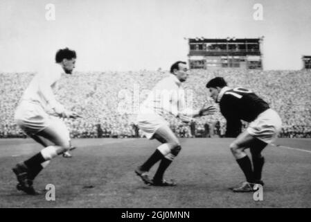 G H Waddell sur la droite se prépare à mettre sur pied un match du P G Robbins d'Angleterre lors du match international de rugby de cet après-midi à Murrayfield, entre l'Angleterre et l'Écosse, le 17 mars 1962 Banque D'Images