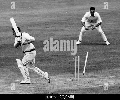 Le cricket au Lords 2e match d'essai Angleterre v Australie série Ashes quatrième jour G D Mackenzie est sous l'égide de D Brown pour cinq . 24 juin 1968 Banque D'Images